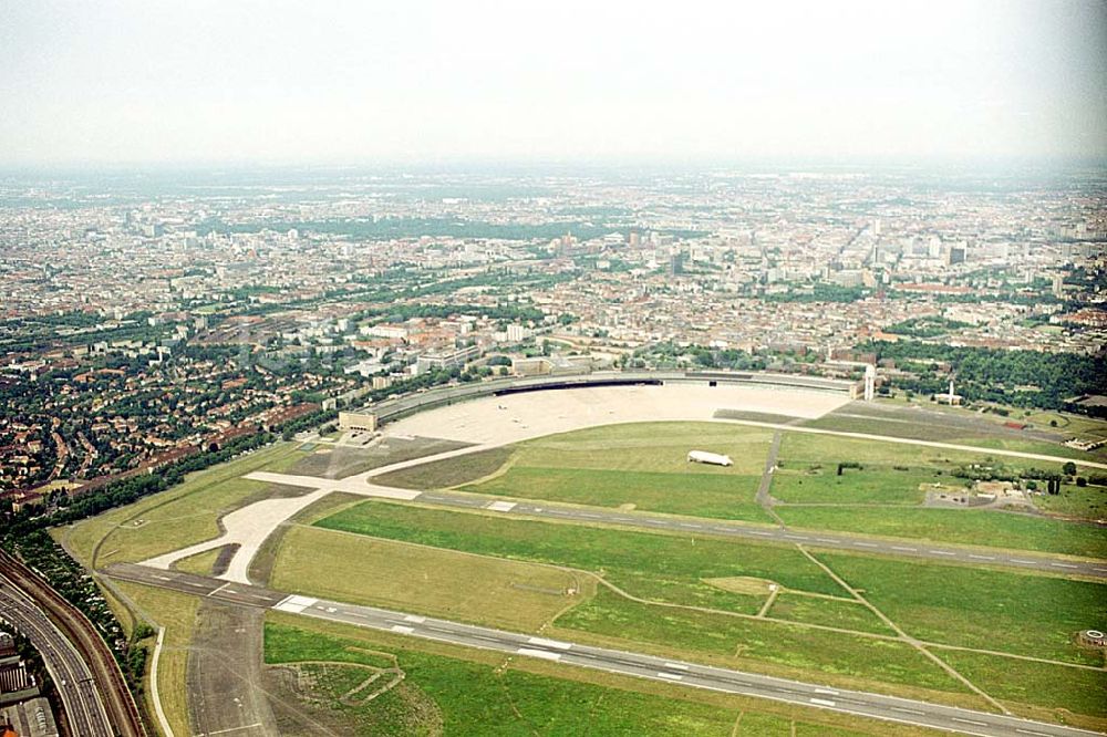 Luftbild Berlin- Tempelhof - Flughafen Berlin- Tempelhof. Datum: 31.05.2003