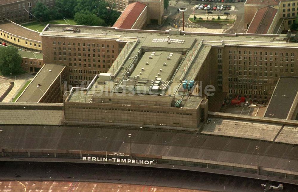 Berlin aus der Vogelperspektive: Flughafen Berlin Tempelhof mit Hanger und Abfertigungshalle 06.1995