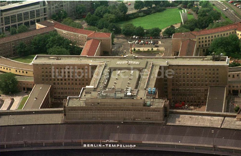 Luftbild Berlin - Flughafen Berlin Tempelhof mit Hanger und Abfertigungshalle 06.1995