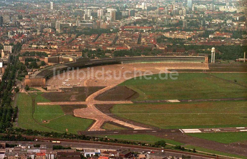 Luftaufnahme Berlin - Flughafen Berlin Tempelhof mit Hanger , Abfertigungshalle und Teilansicht auf das Flaugfeld 06.1995