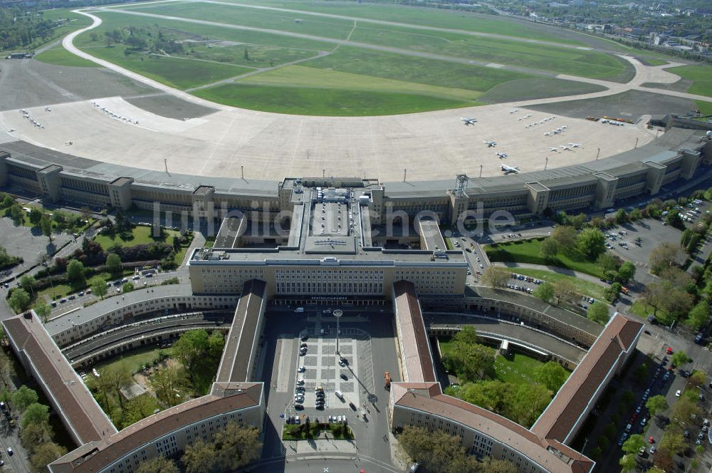 Berlin aus der Vogelperspektive: Flughafen Berlin-Tempelhof (IATA-Code: THF, ICAO-Code: EDDI)