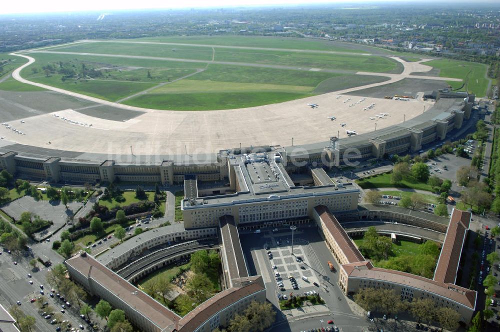 Luftaufnahme Berlin - Flughafen Berlin-Tempelhof (IATA-Code: THF, ICAO-Code: EDDI)