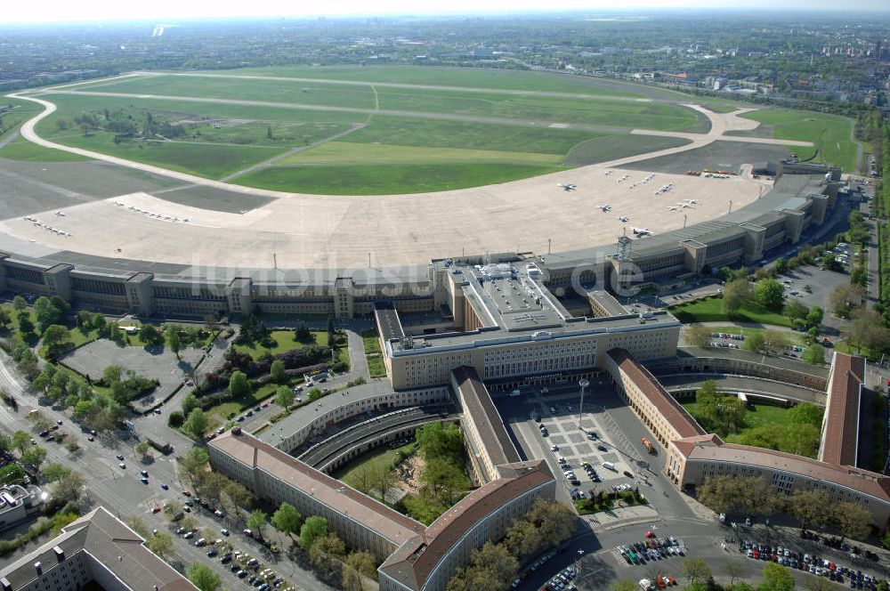 Berlin aus der Vogelperspektive: Flughafen Berlin-Tempelhof (IATA-Code: THF, ICAO-Code: EDDI)