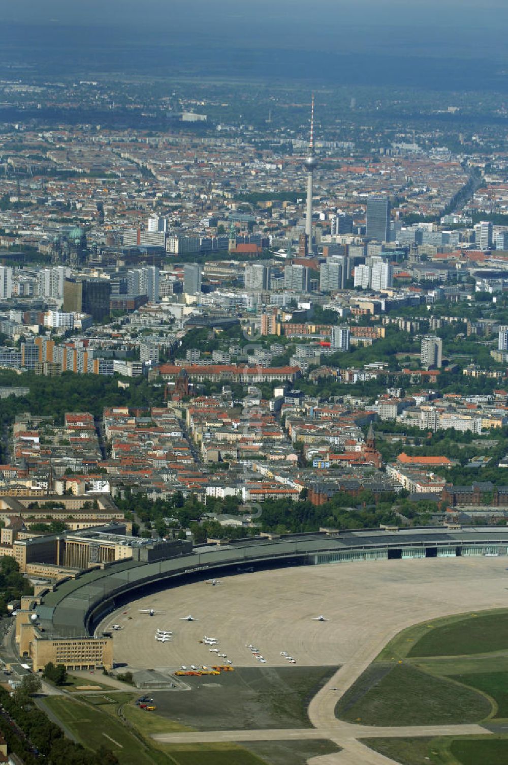 Luftbild Berlin - Flughafen Berlin-Tempelhof (IATA-Code: THF, ICAO-Code: EDDI)