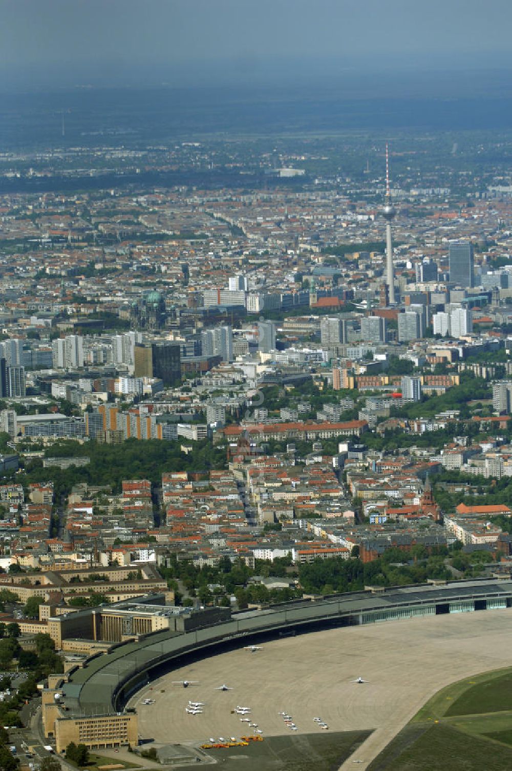 Luftaufnahme Berlin - Flughafen Berlin-Tempelhof (IATA-Code: THF, ICAO-Code: EDDI)