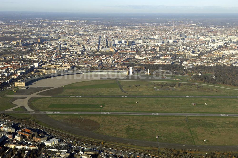 Luftbild Berlin - Flughafen Berlin - Tempelhof nach der Schließung