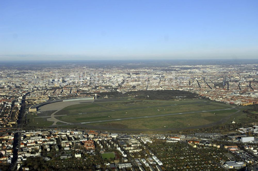 Luftaufnahme Berlin - Flughafen Berlin - Tempelhof nach der Schließung