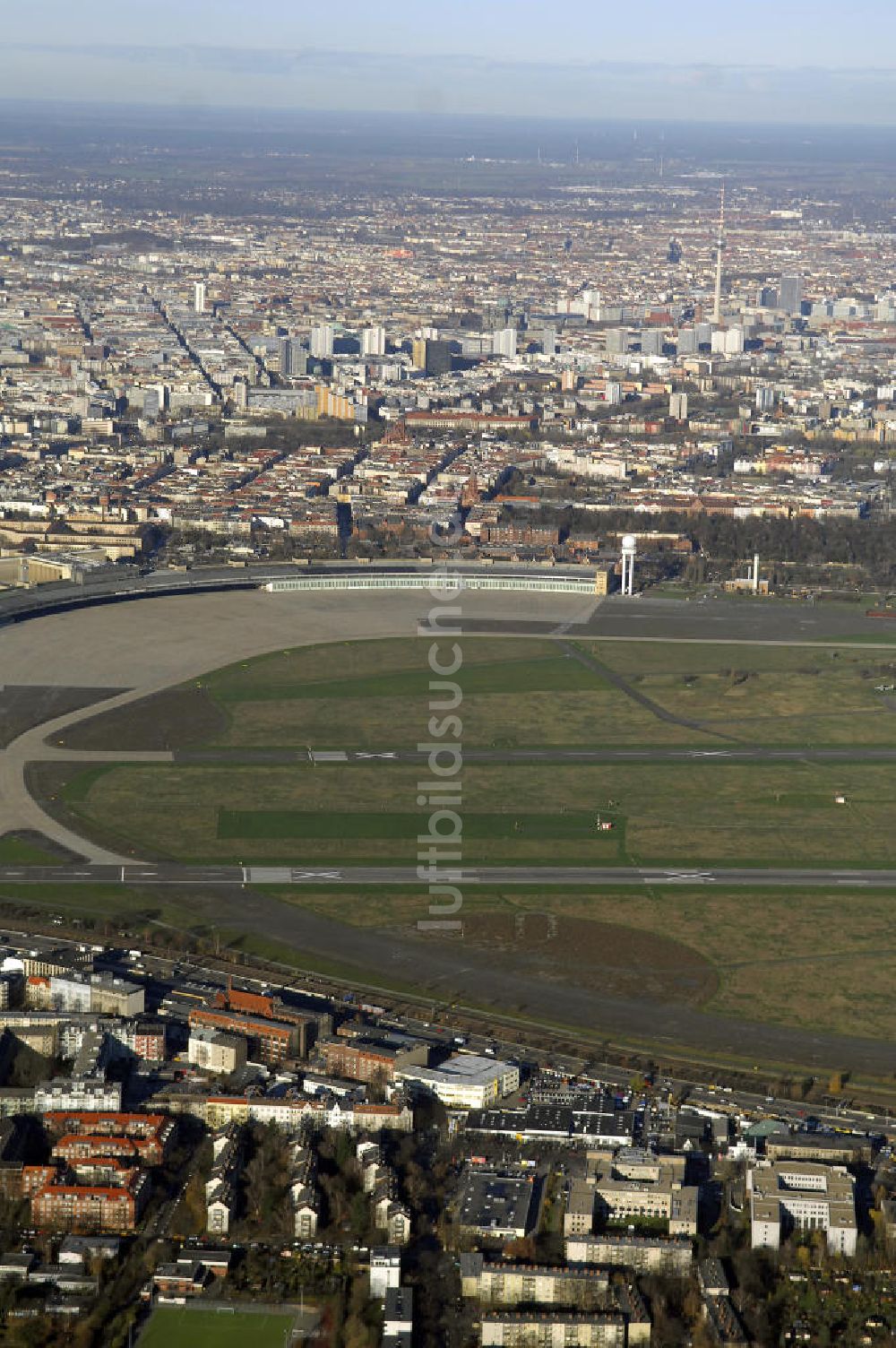 Berlin von oben - Flughafen Berlin - Tempelhof nach der Schließung