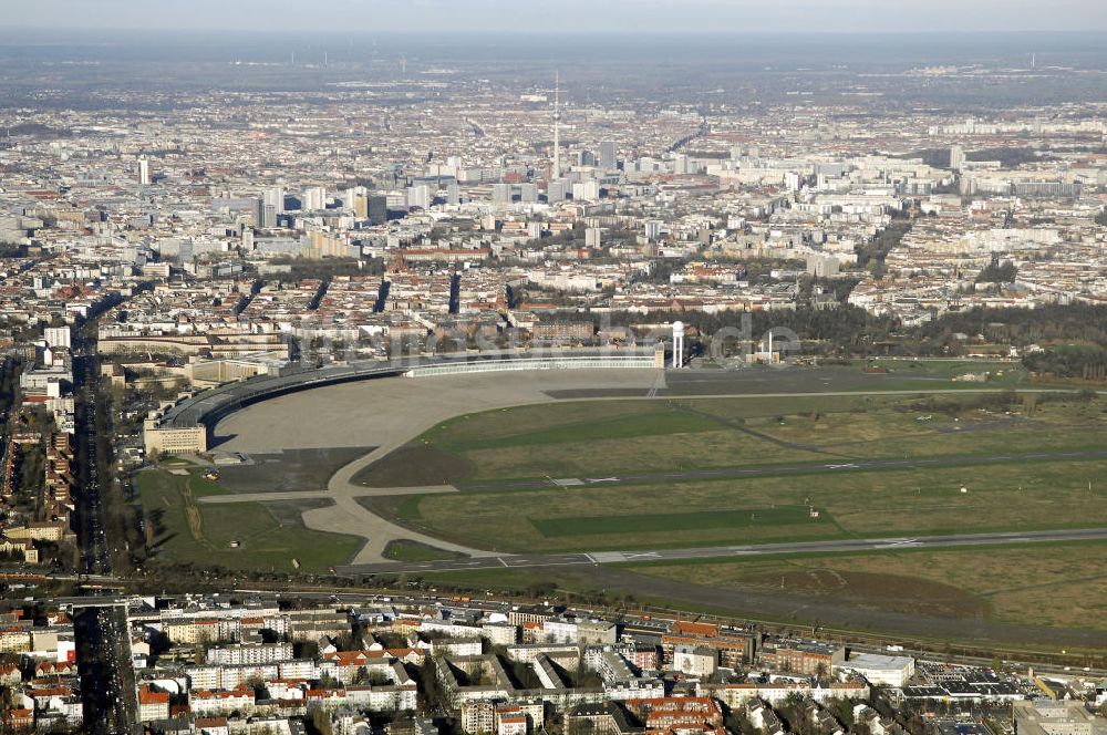 Berlin aus der Vogelperspektive: Flughafen Berlin - Tempelhof nach der Schließung