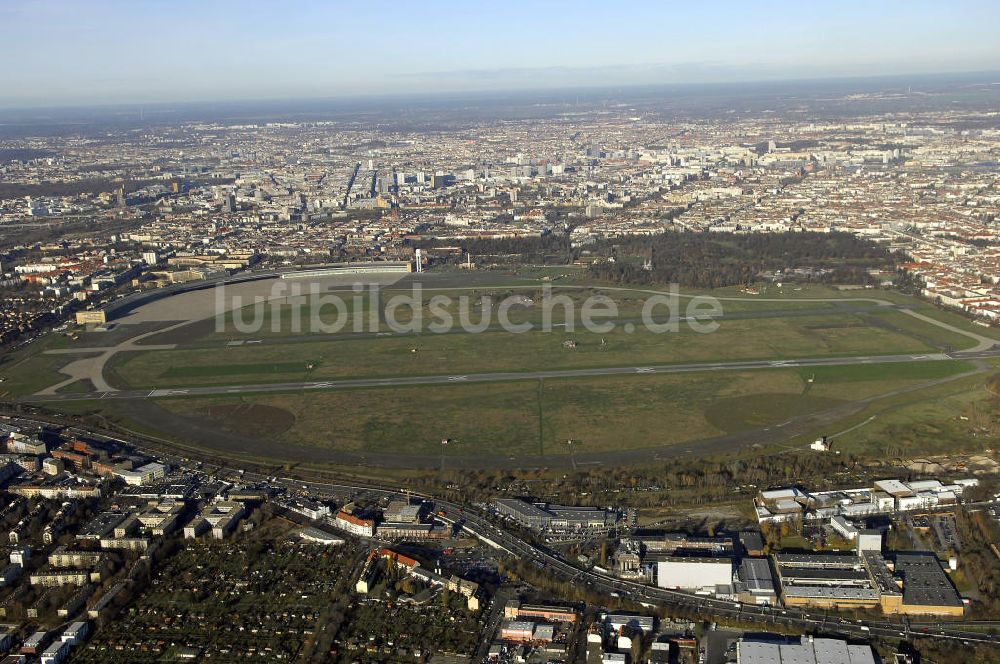 Luftbild Berlin - Flughafen Berlin - Tempelhof nach der Schließung