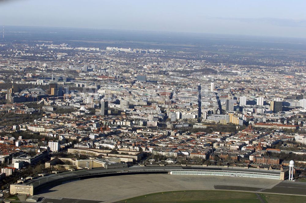 Luftaufnahme Berlin - Flughafen Berlin - Tempelhof nach der Schließung