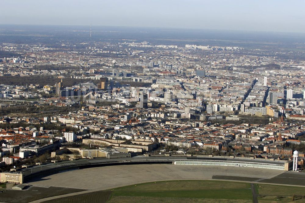 Berlin von oben - Flughafen Berlin - Tempelhof nach der Schließung