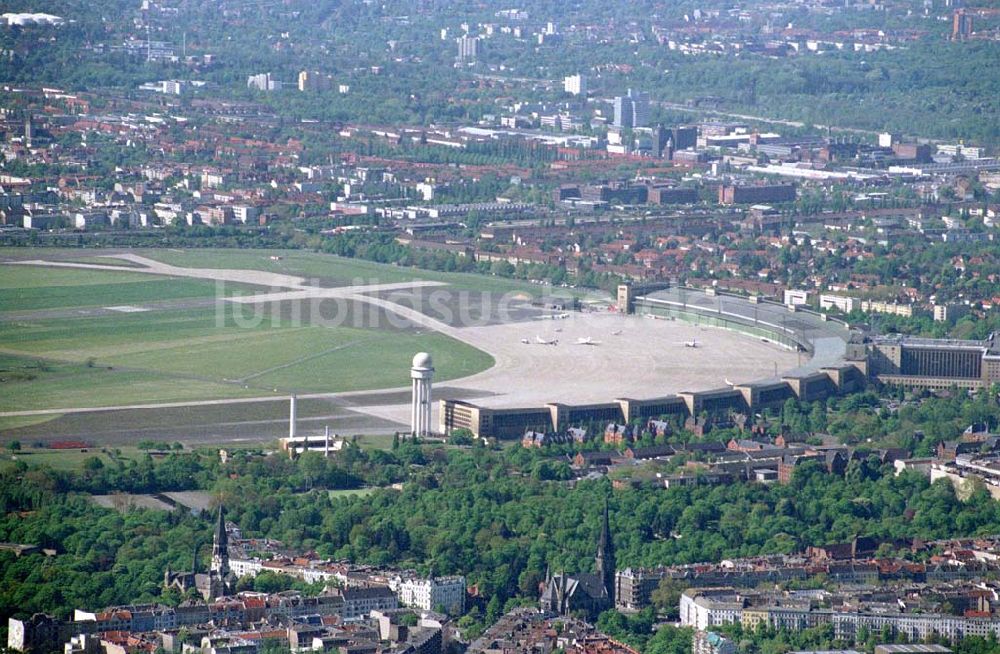 Berlin / Tempelhof aus der Vogelperspektive: Flughafen Berlin - Tempelhof. Ort: Berlin Datum: 05.05.03