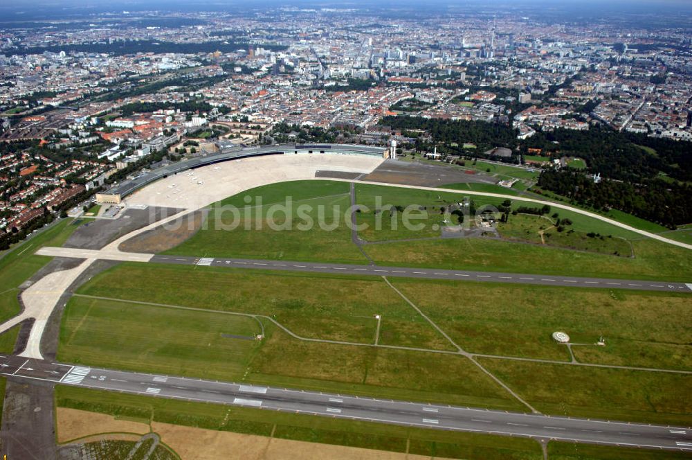 Luftaufnahme Berlin - Flughafen Berlin-Tempelhof vor der Schließung