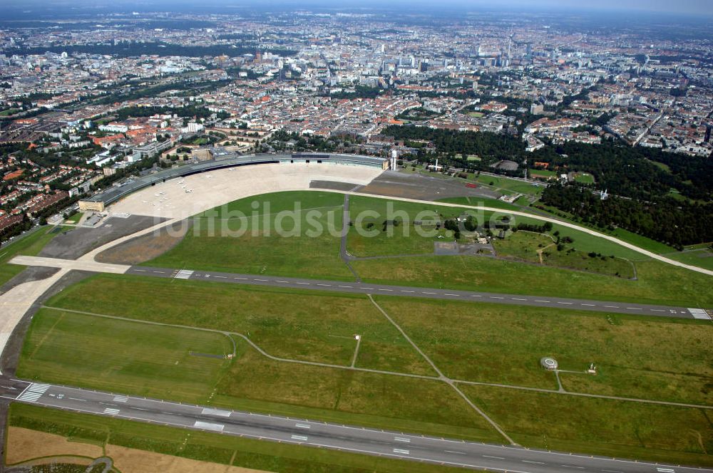 Berlin von oben - Flughafen Berlin-Tempelhof vor der Schließung