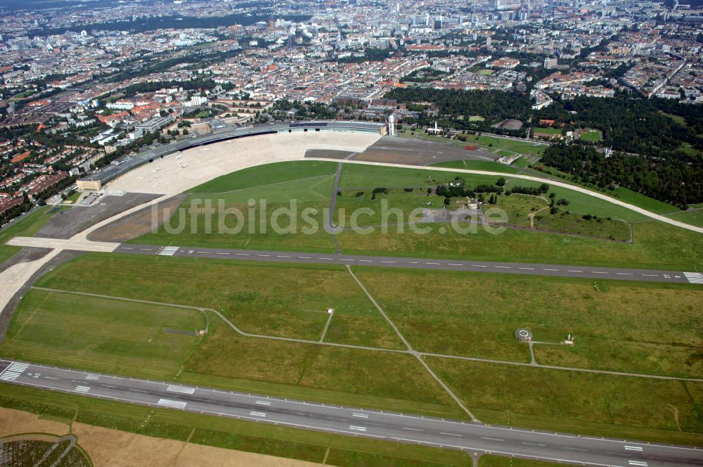 Berlin aus der Vogelperspektive: Flughafen Berlin-Tempelhof vor der Schließung