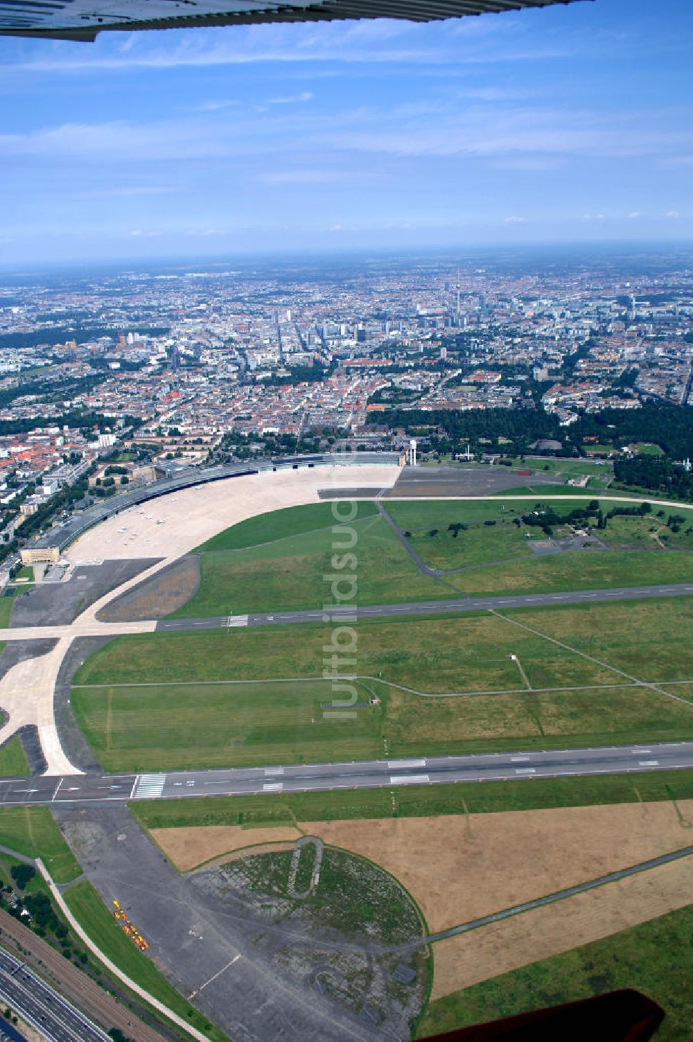 Luftbild Berlin - Flughafen Berlin-Tempelhof vor der Schließung