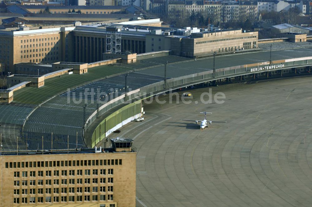 Luftaufnahme Berlin - Flughafen Berlin-Tempelhof vor der Schließung