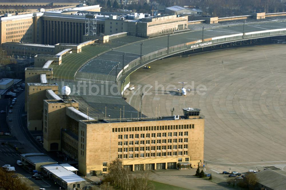 Berlin aus der Vogelperspektive: Flughafen Berlin-Tempelhof vor der Schließung