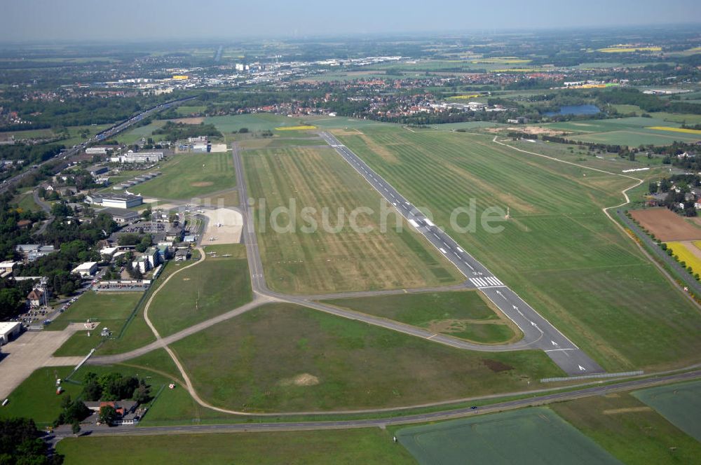 Braunschweig aus der Vogelperspektive: Flughafen Braunschweig - Wolfsburg