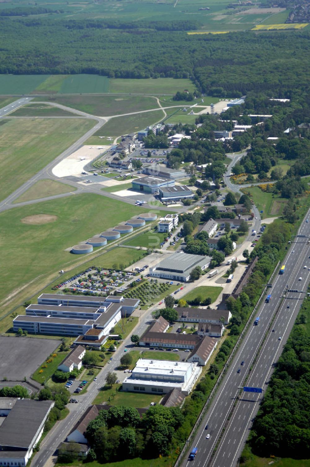 Braunschweig aus der Vogelperspektive: Flughafen Braunschweig - Wolfsburg