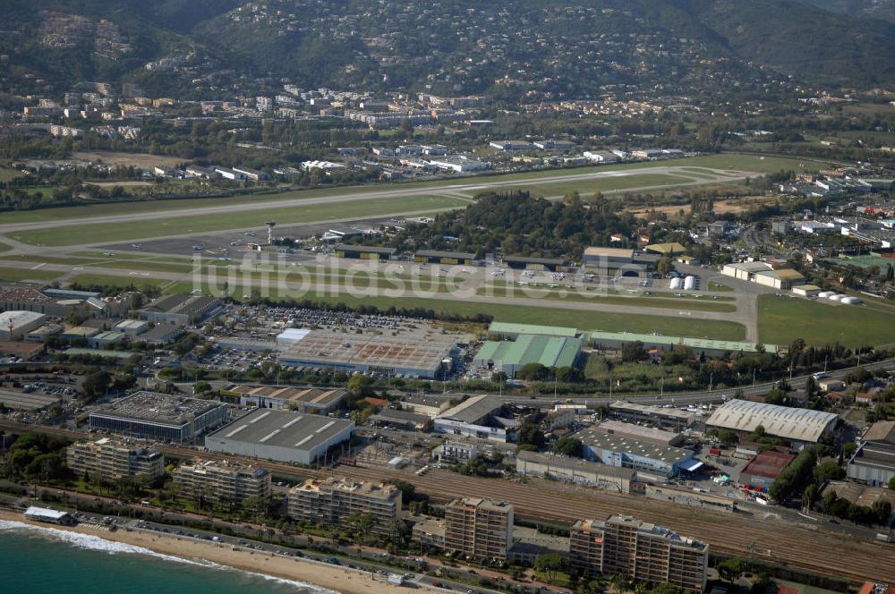 Cannes aus der Vogelperspektive: Flughafen Cannes - Mandelieu / Aéroport de Cannes - Mandelieu