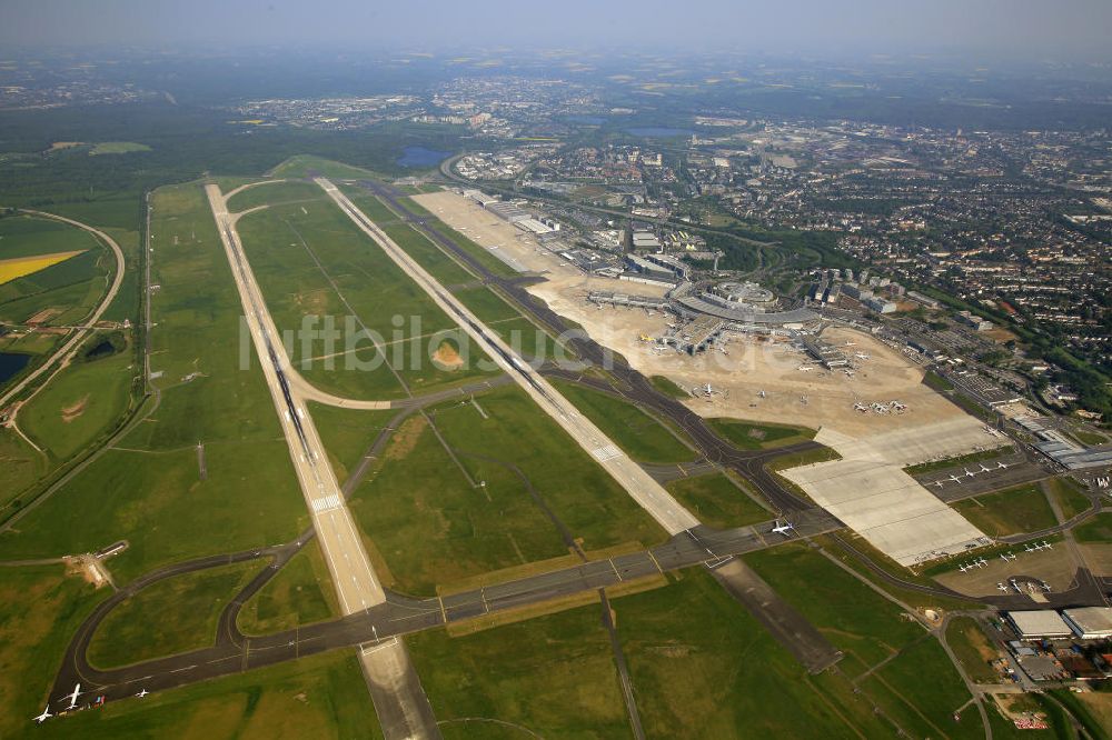  von oben - Flughafen Düsseldorf