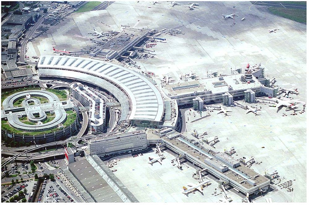 Luftbild Düsseldorf - Flughafen Düsseldorf International, Ausbau Terminal , Das mit rund 18 Millionen Menschen bevölkerungsreichste Bundesland Nordrhein-Westfalen, verfügt mit dem Flughafen Düsseldorf International über den nach Frankfurt und München drittgrößten international