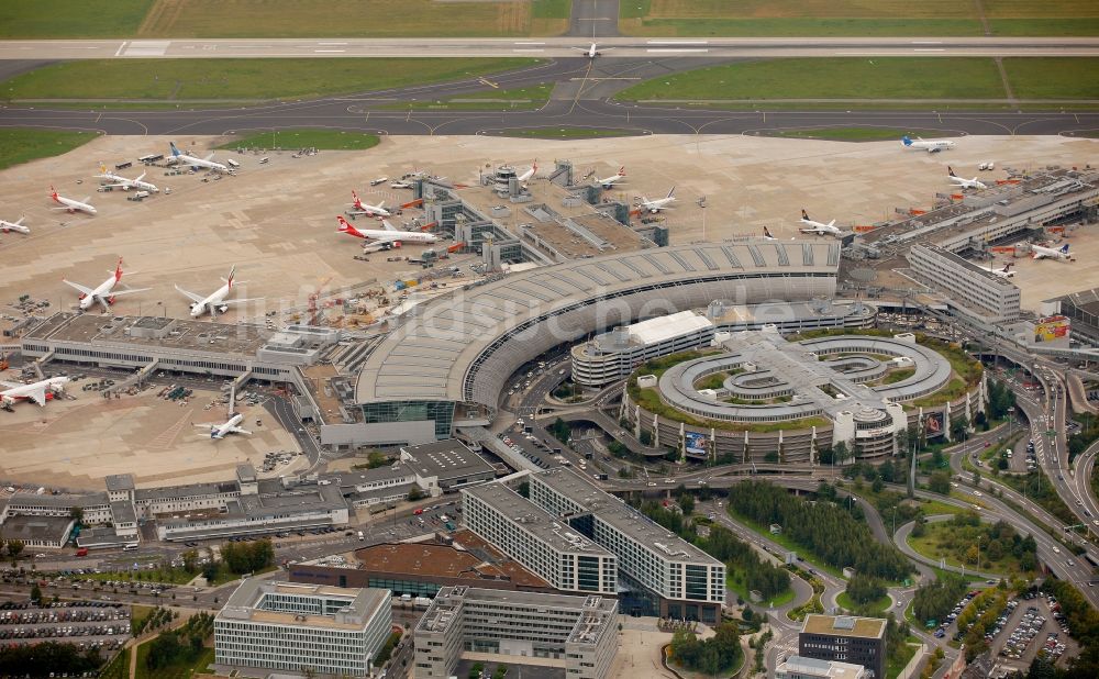 Luftbild Düsseldorf - Flughafen Düsseldorf International im Bundesland Nordrhein-Westfalen