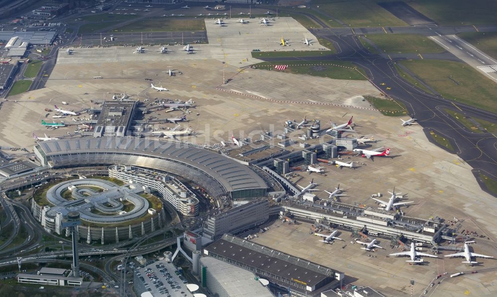 Luftbild Düsseldorf - Flughafen Düsseldorf International im Bundesland Nordrhein-Westfalen