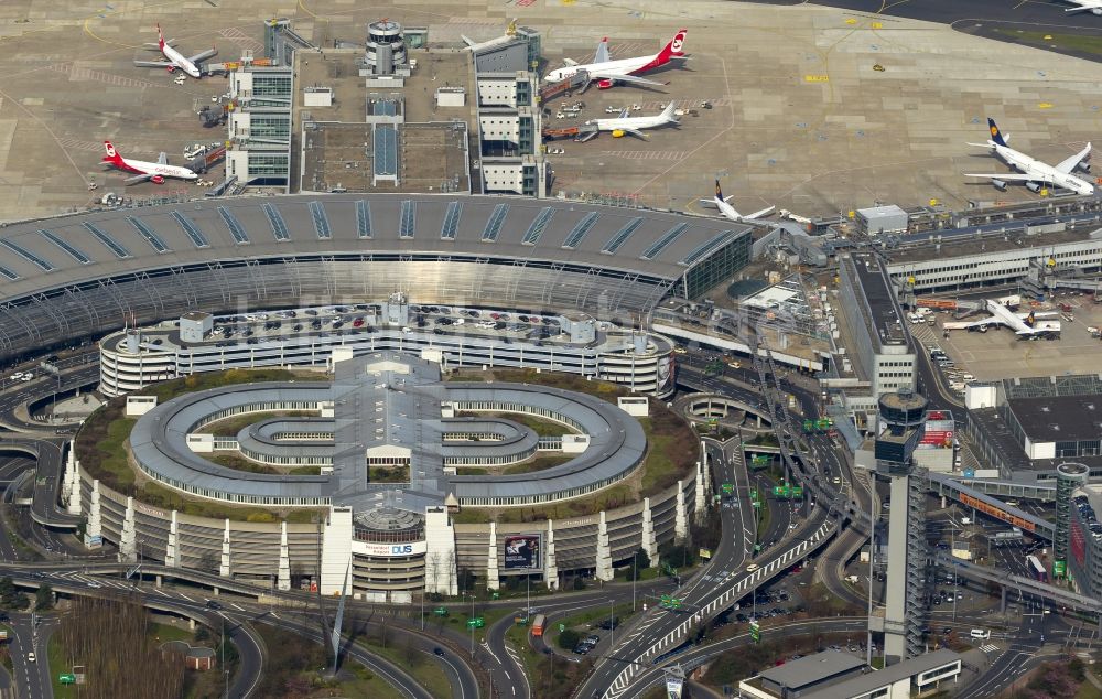 Düsseldorf aus der Vogelperspektive: Flughafen Düsseldorf International im Bundesland Nordrhein-Westfalen