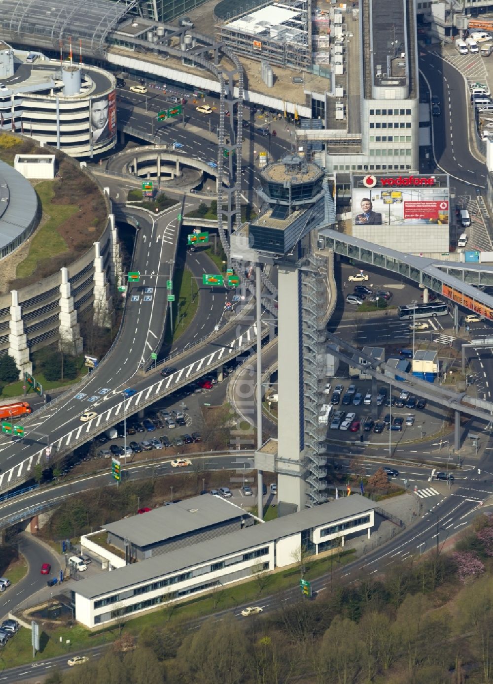 Düsseldorf von oben - Flughafen Düsseldorf International im Bundesland Nordrhein-Westfalen