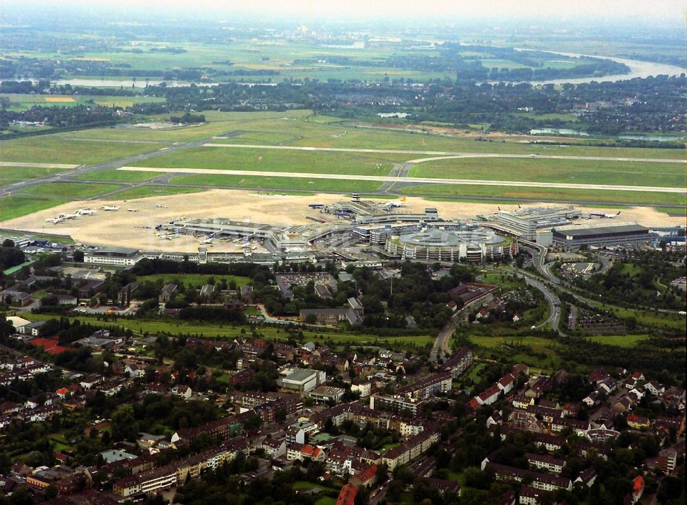 Düsseldorf aus der Vogelperspektive: Flughafen Düsseldorf International im Bundesland Nordrhein-Westfalen