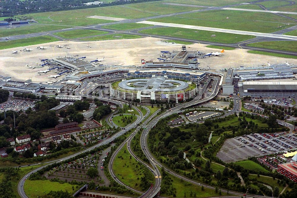 Düsseldorf von oben - Flughafen Düsseldorf International im Bundesland Nordrhein-Westfalen