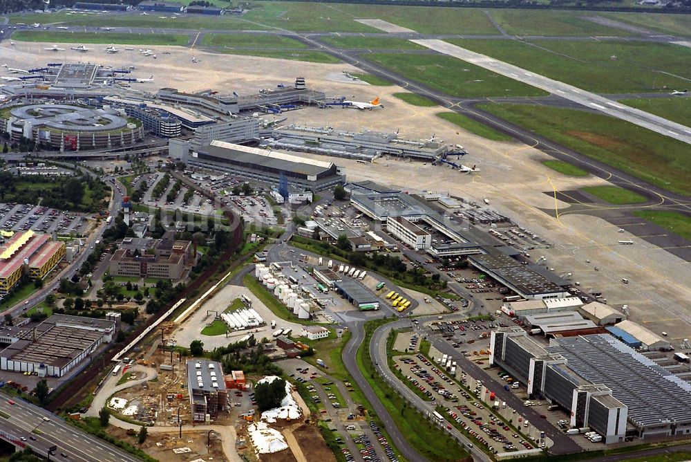 Düsseldorf aus der Vogelperspektive: Flughafen Düsseldorf International im Bundesland Nordrhein-Westfalen