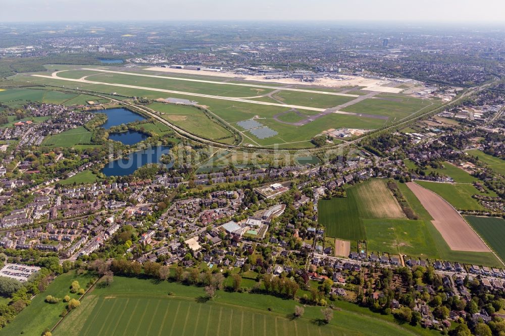 Düsseldorf aus der Vogelperspektive: Flughafen Düsseldorf International im Stadtteil Lohausen im Bundesland Nordrhein-Westfalen