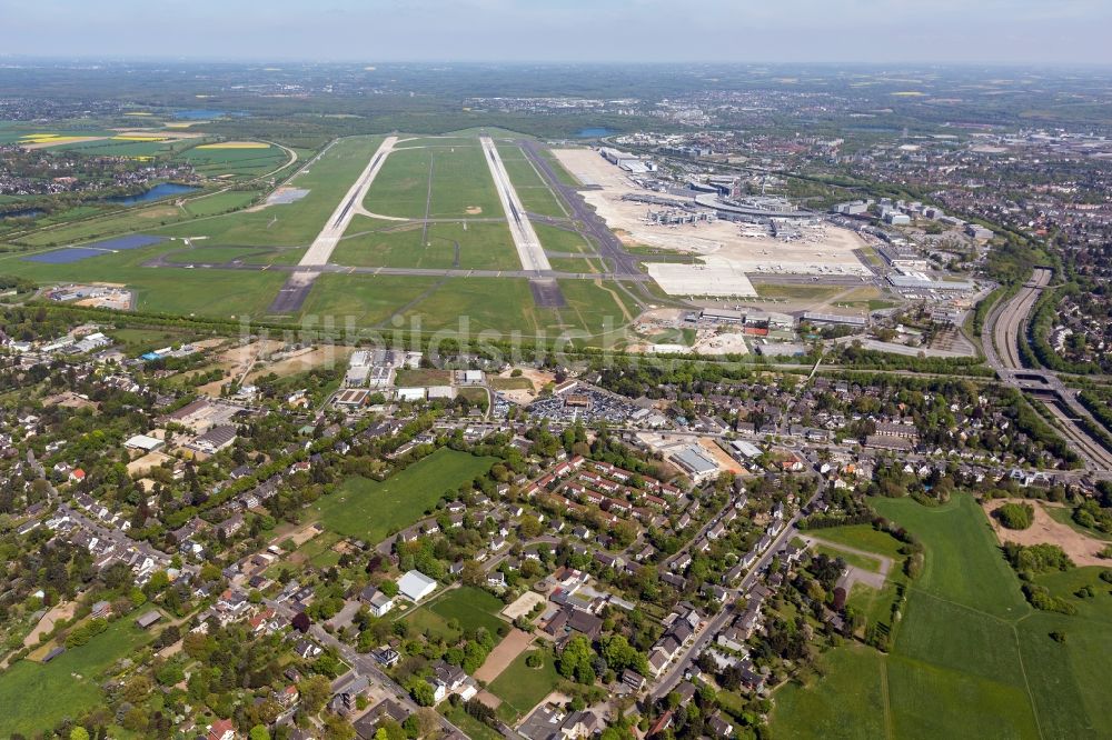 Luftaufnahme Düsseldorf - Flughafen Düsseldorf International im Stadtteil Lohausen im Bundesland Nordrhein-Westfalen