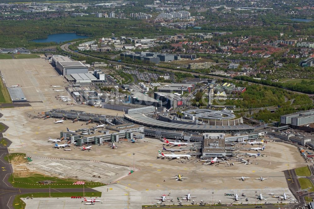 Düsseldorf von oben - Flughafen Düsseldorf International im Stadtteil Lohausen im Bundesland Nordrhein-Westfalen