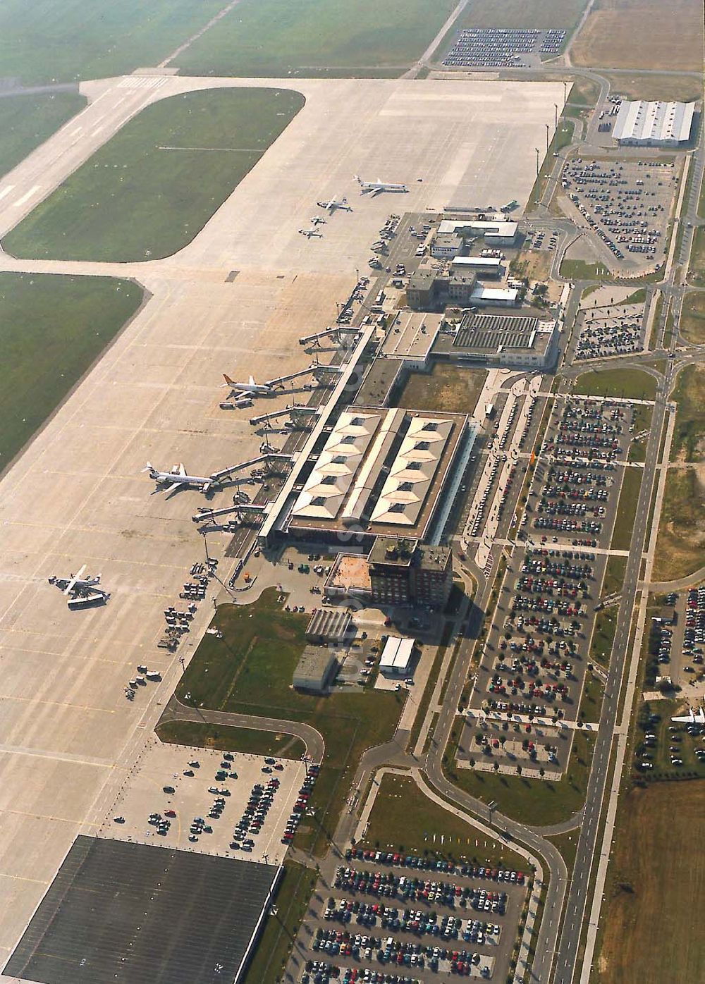 Luftaufnahme Schkeuditz bei Leipzig - Flughafen Halle-Leipzig in Schkeuditz.