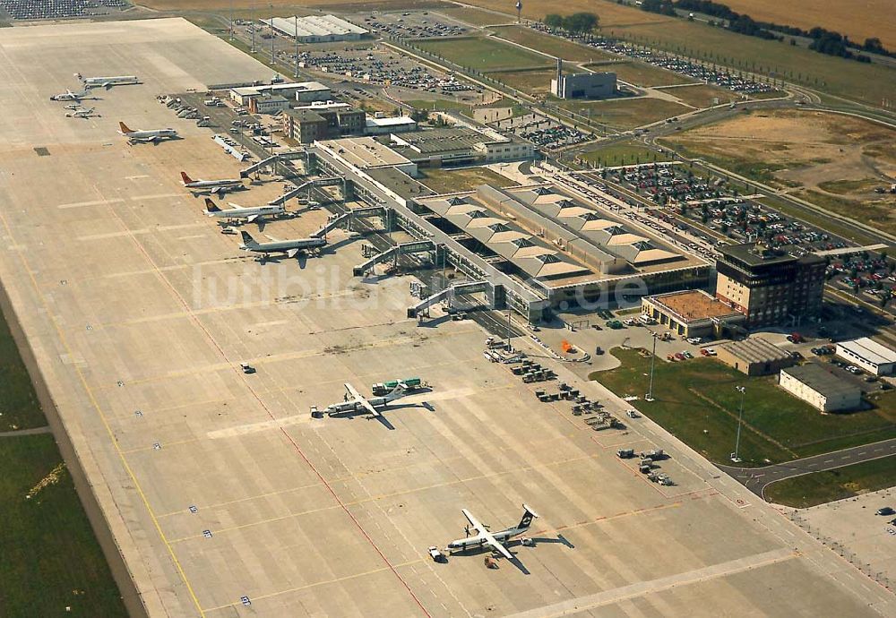 Schkeuditz bei Leipzig aus der Vogelperspektive: Flughafen Halle-Leipzig in Schkeuditz.