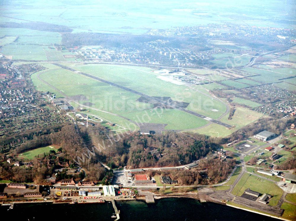 Kiel aus der Vogelperspektive: Flughafen Kiel - Holtenau.