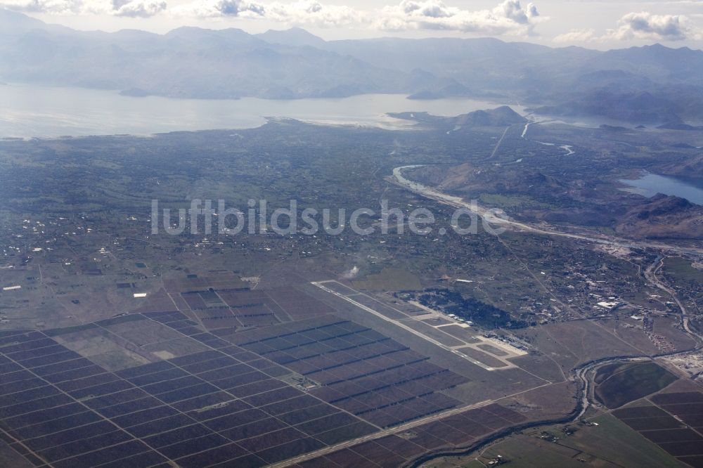 Podgorica aus der Vogelperspektive: Flughafen von Podgorica, dem früheren Titograd, der heutigen Hauptstadt Montenegros