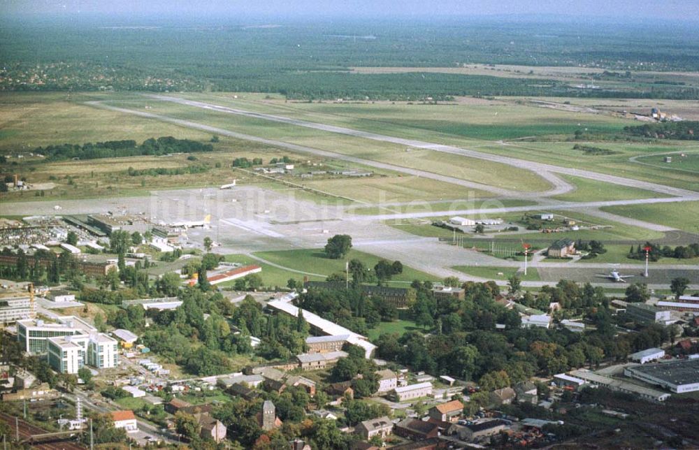 Flughafen Schönefeld, Brandenburg aus der Vogelperspektive: 04.10.1993 Flughafen Schönefeld, Brandenburg