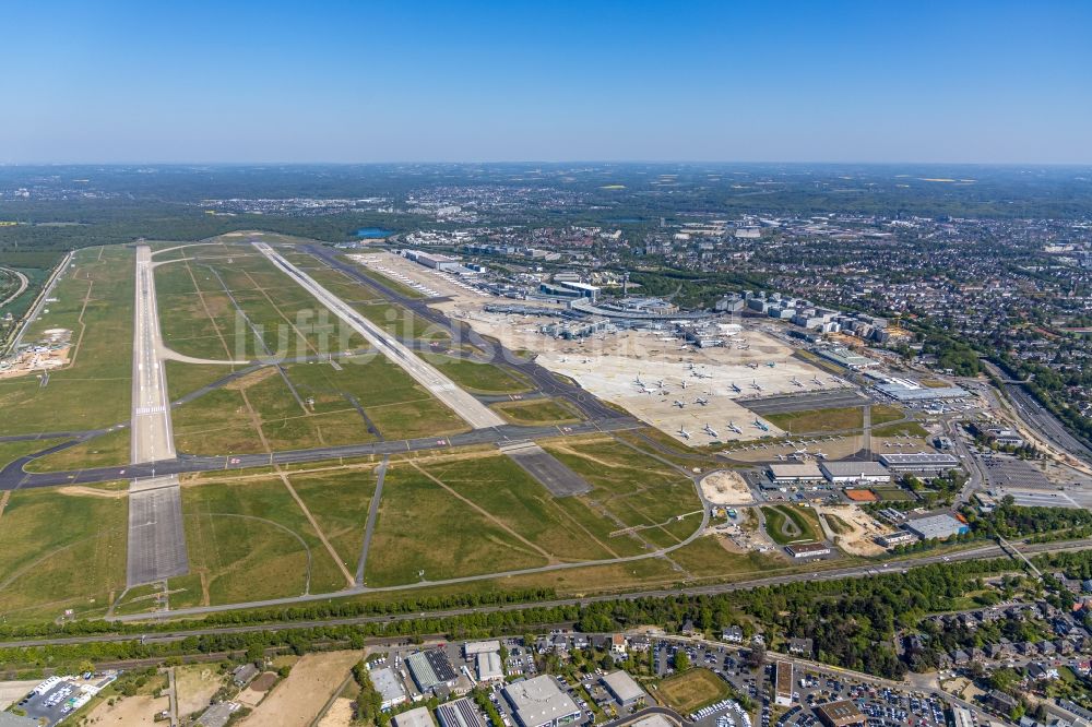 Luftbild Düsseldorf - Flughafen mit Startbahnen und Landebahnen in Düsseldorf im Bundesland Nordrhein-Westfalen, Deutschland