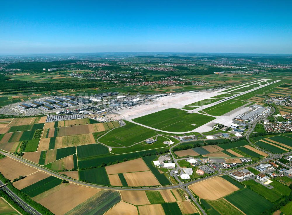 Stuttgart aus der Vogelperspektive: Flughafen Stuttgart mit dem angrenzenden Messegelände