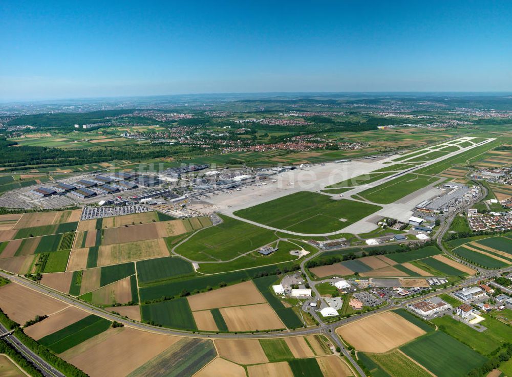 Luftbild Stuttgart - Flughafen Stuttgart mit dem angrenzenden Messegelände