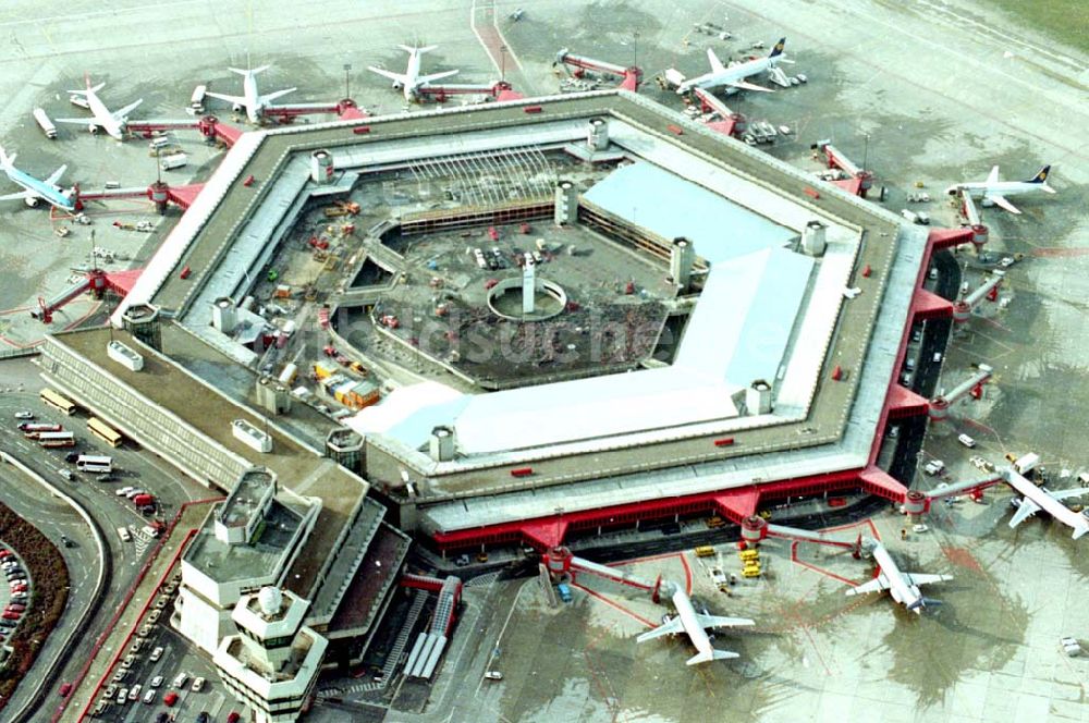 Berlin aus der Vogelperspektive: 12.02.1995 Flughafen Tegel (Ausbauphase)