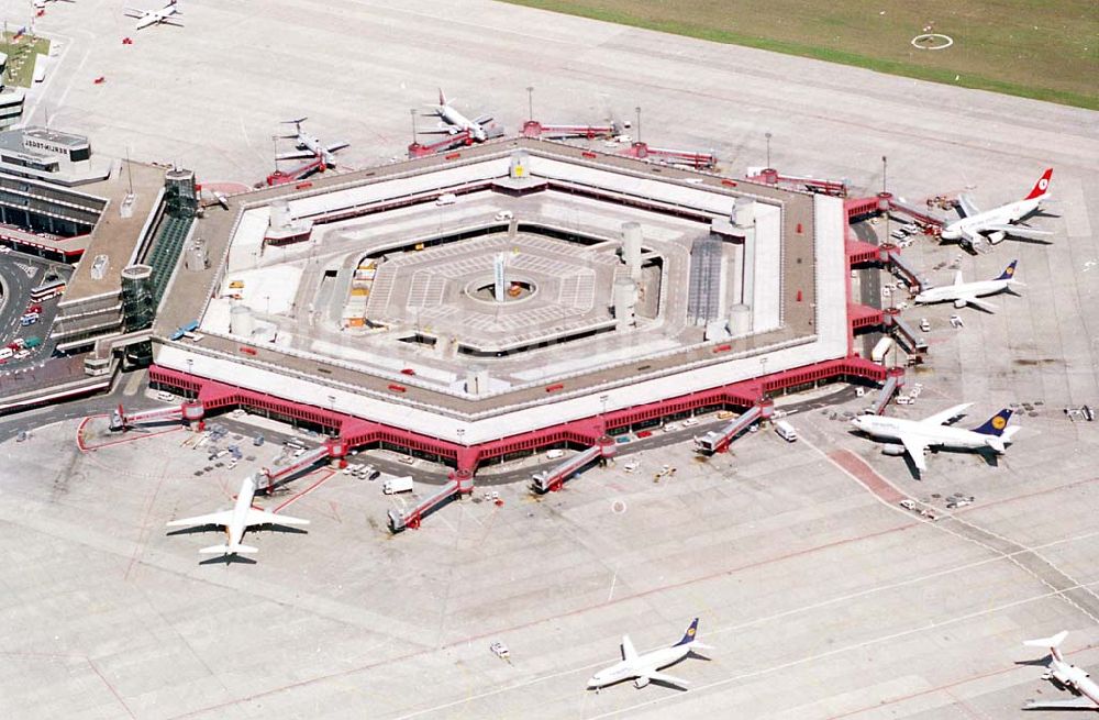 Berlin aus der Vogelperspektive: 30.06.1995 Flughafen Tegel nach Rekonstruktion