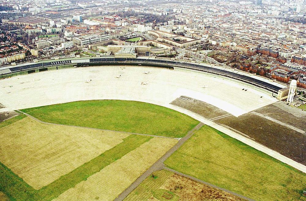 Berlin / Tempelhof aus der Vogelperspektive: Flughafen Tempelhof