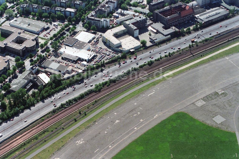 Berlin Tempelhof von oben - Flughafen Tempelhof und Autobahn A100 in Berlin